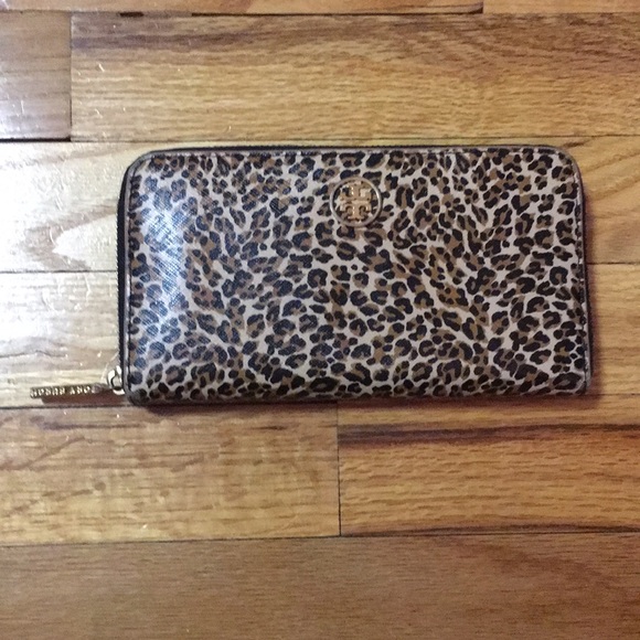 Tory Burch Handbags - Tory Burch leopard zipped wallet